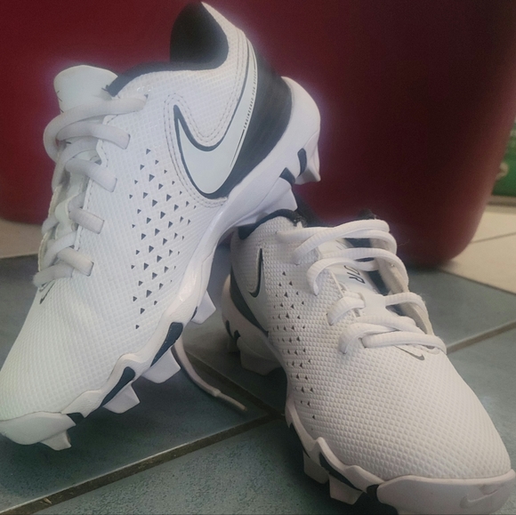 Boys Nike Vapor Cleats Size 1Y. Pre-owned but clean. - Picture 3 of 7